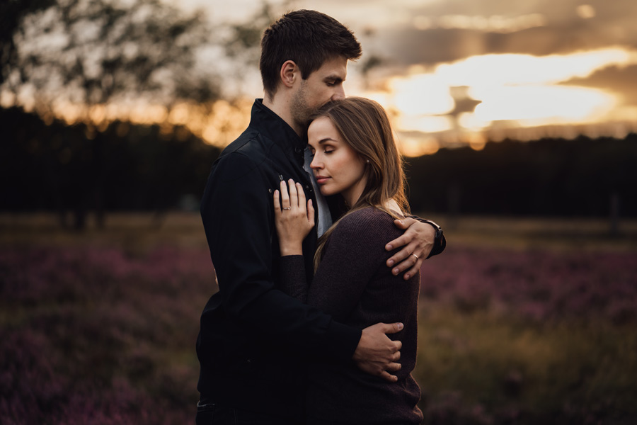 Hochzeitspaar in der Abendsonne