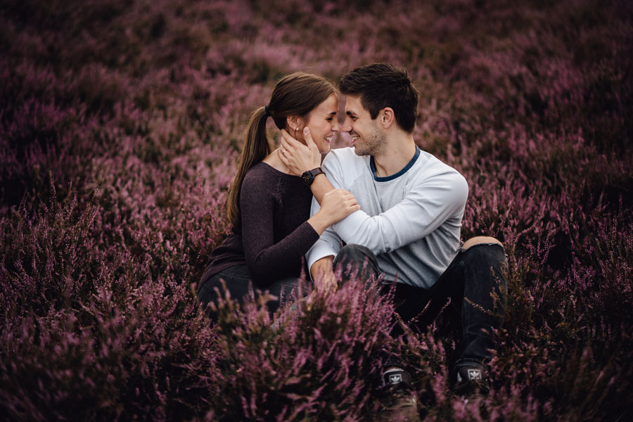 Hochzeitspaar in der blühenden Heide