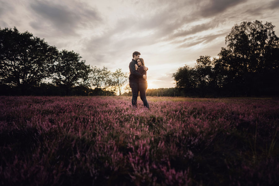 Hochzeitspaar in der lila Heide