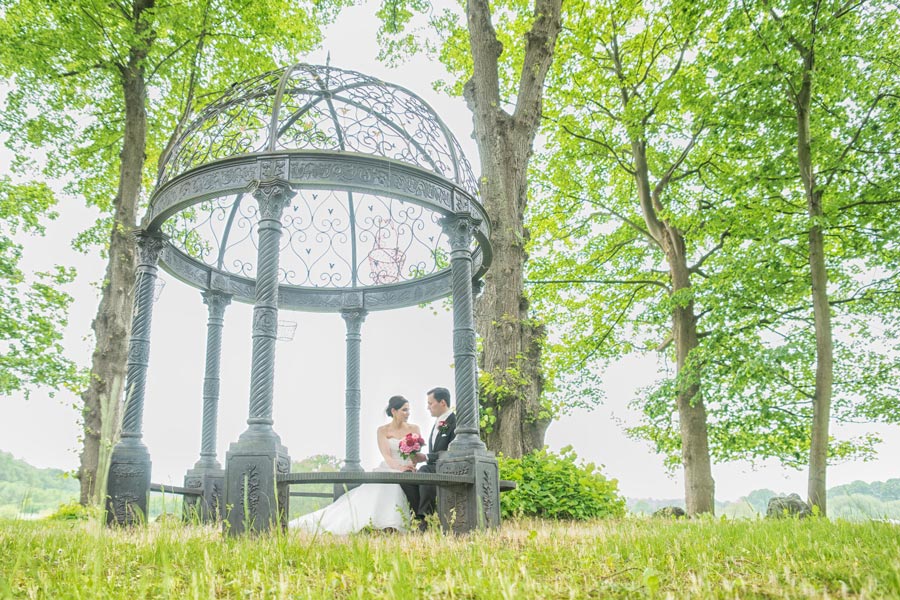 Hochzeitspaar unter Pavillon