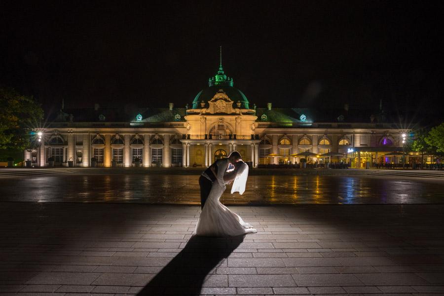 Hochzeitspaar küsst sich im Dunkeln