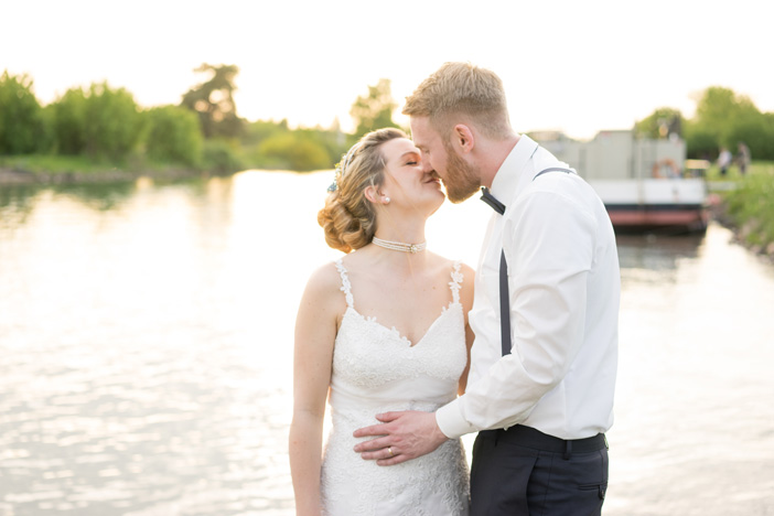 Hochzeitspaar küsst sich auf Steg