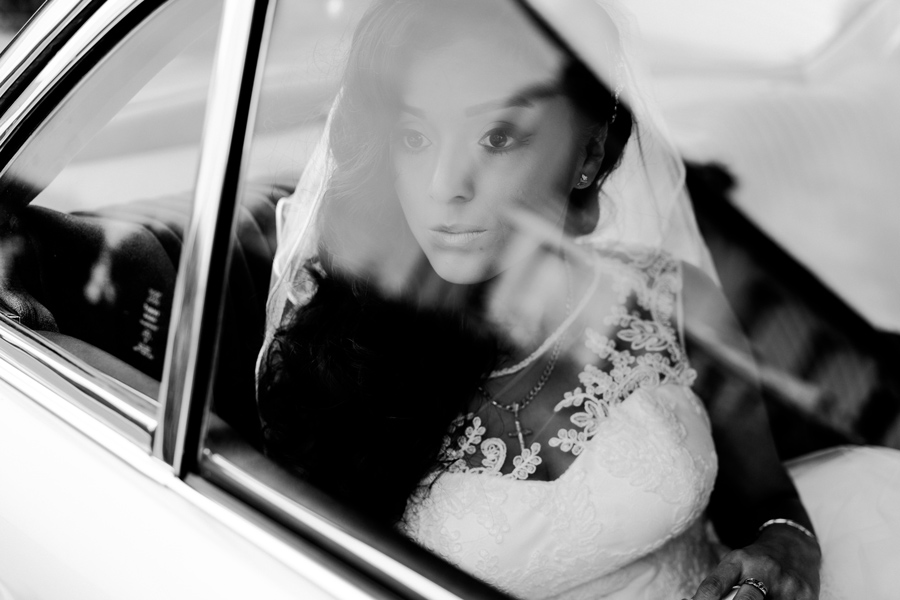 Braut im Auto