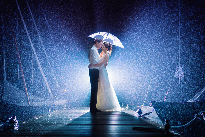 Hochzeitspaar im Regen