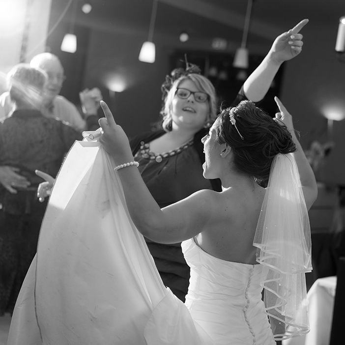 Hochzeitsfeier Braut beim Tanzen