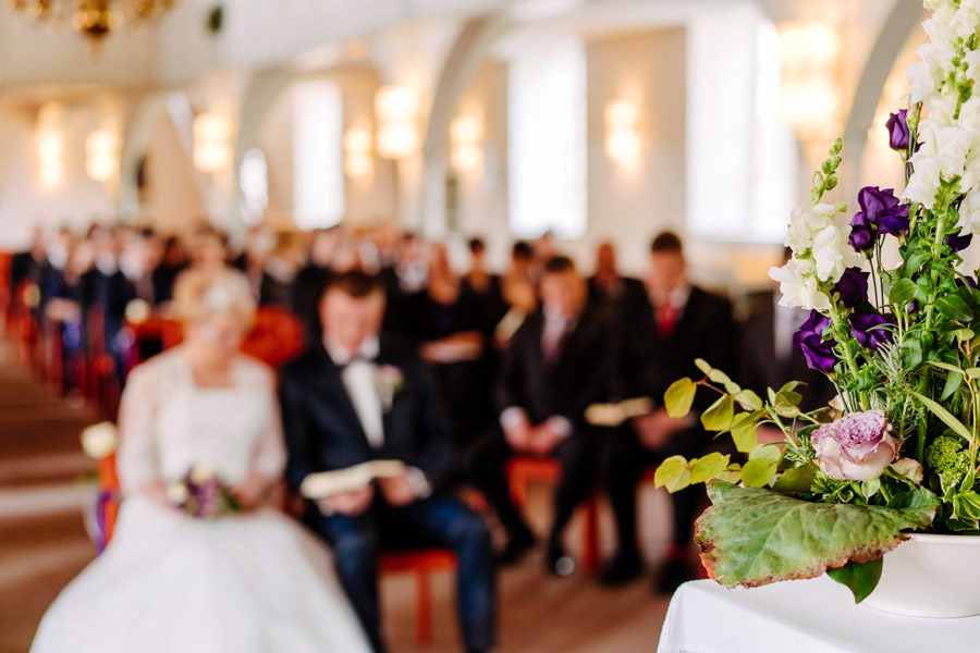 Hochzeitspaar in der Kirche