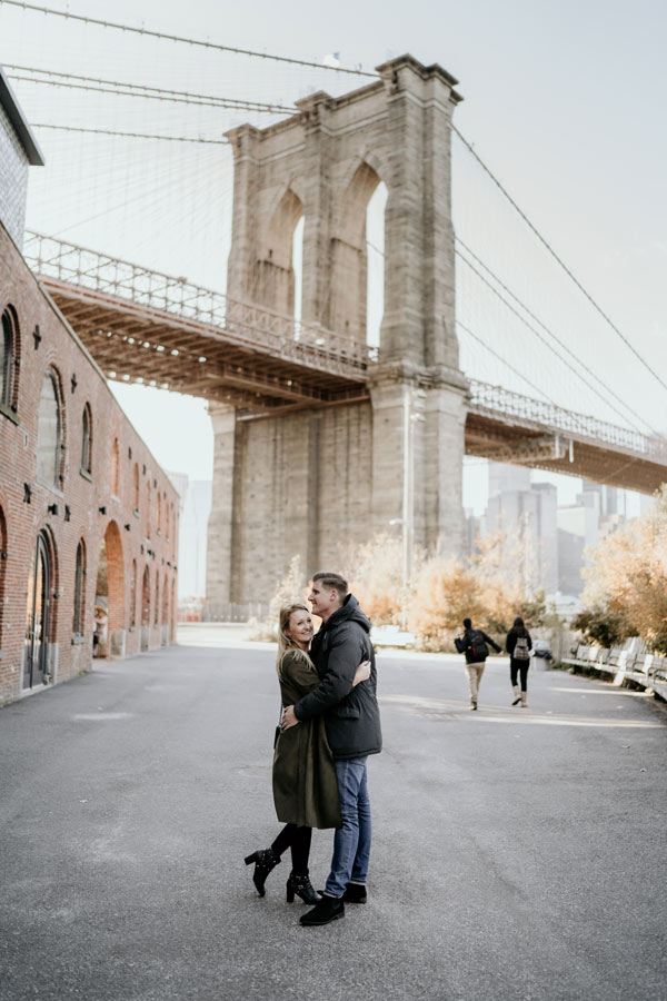 Hochzeitspaar vor der Brooklyn Bridge