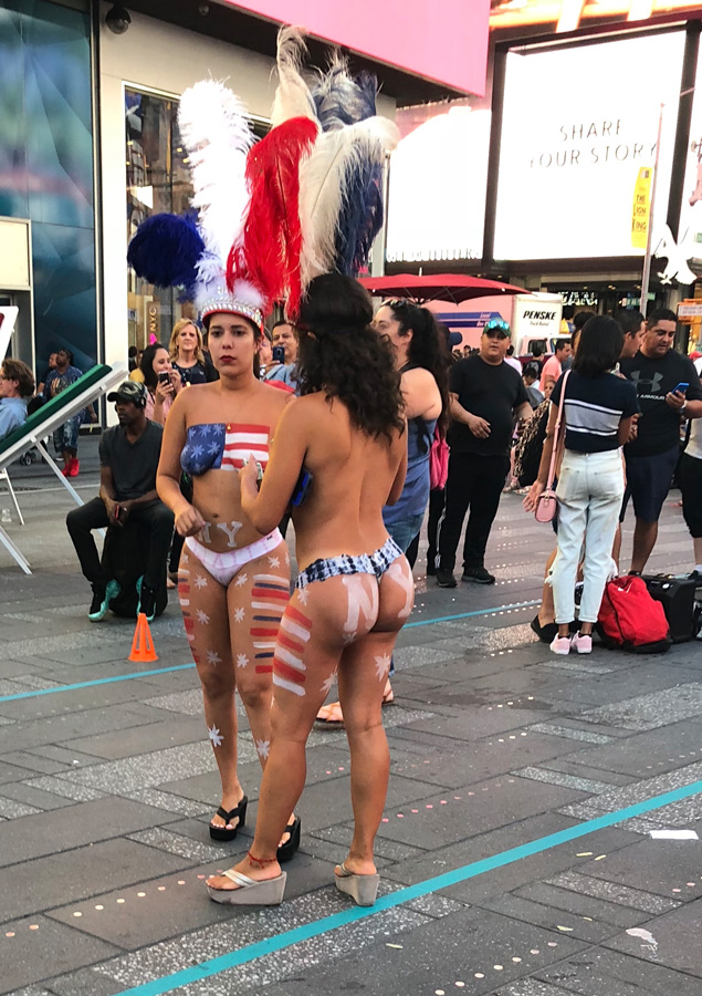 Nackte Frauen am Time Square
