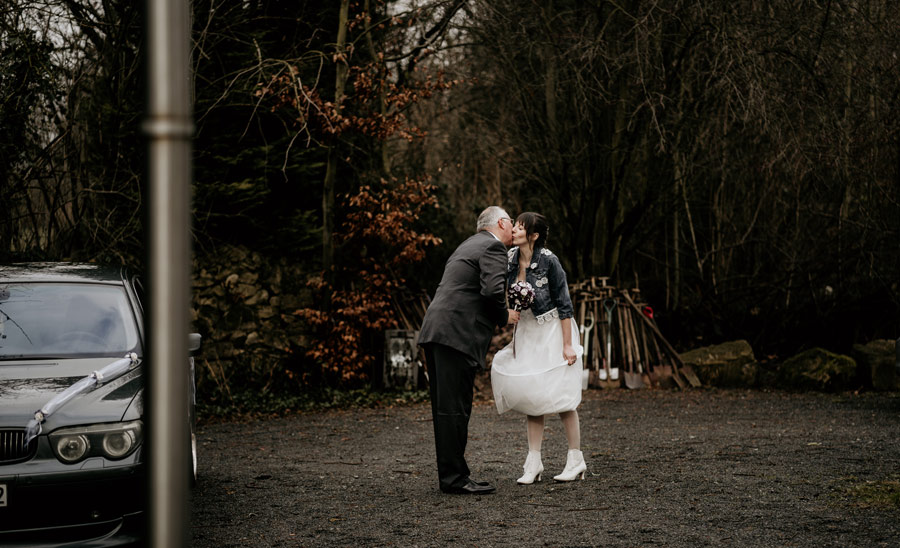 Braut und Vater vor der Hochzeit