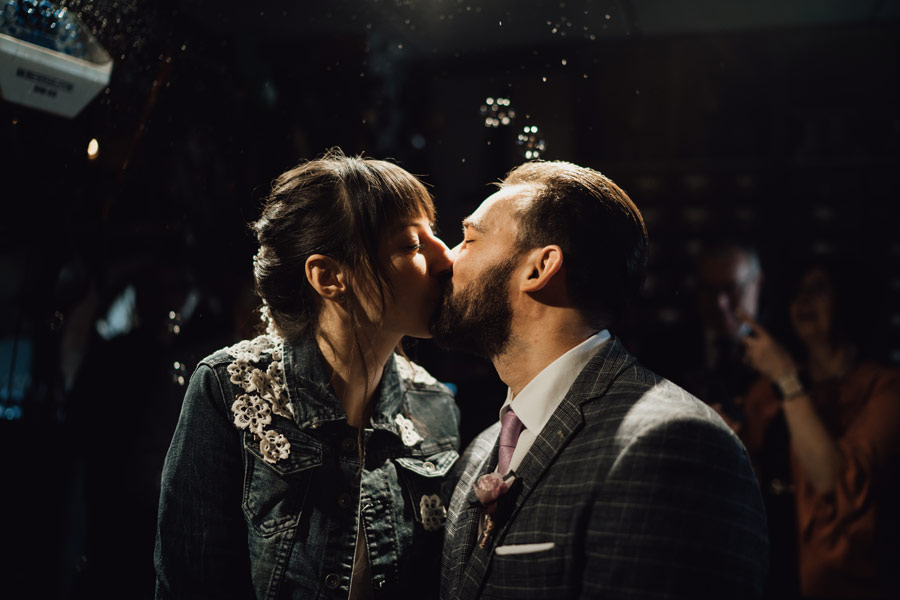 Hochzeitspaar küsst sich