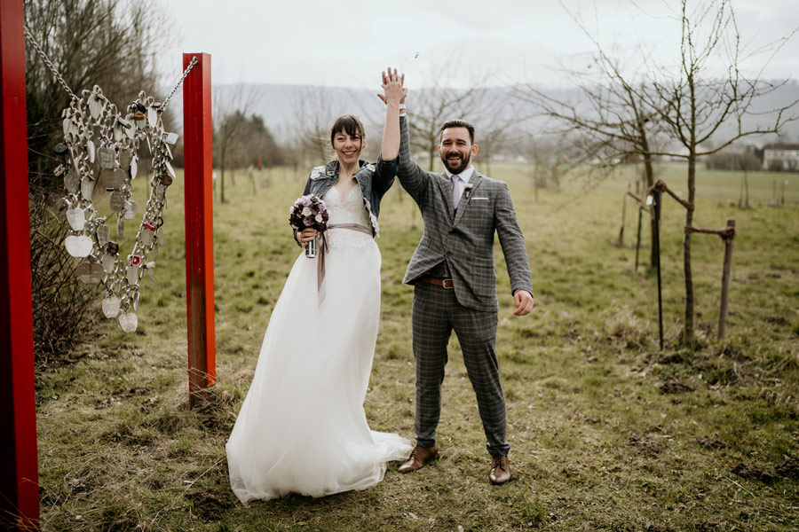 Hochzeitspaar wirft Schlüssel weg