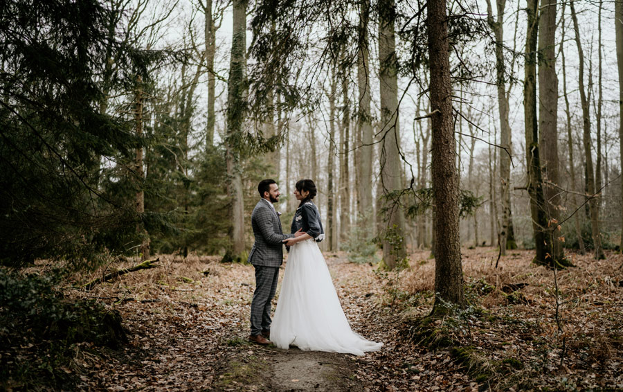 Hochzeitspaar im Wald