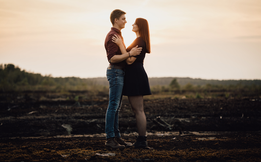 Hochzeitspaar umarmt in Abendsonne