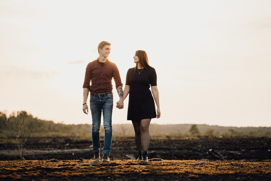 Hochzeitspaar Hand in Hand im Sonnenuntergang